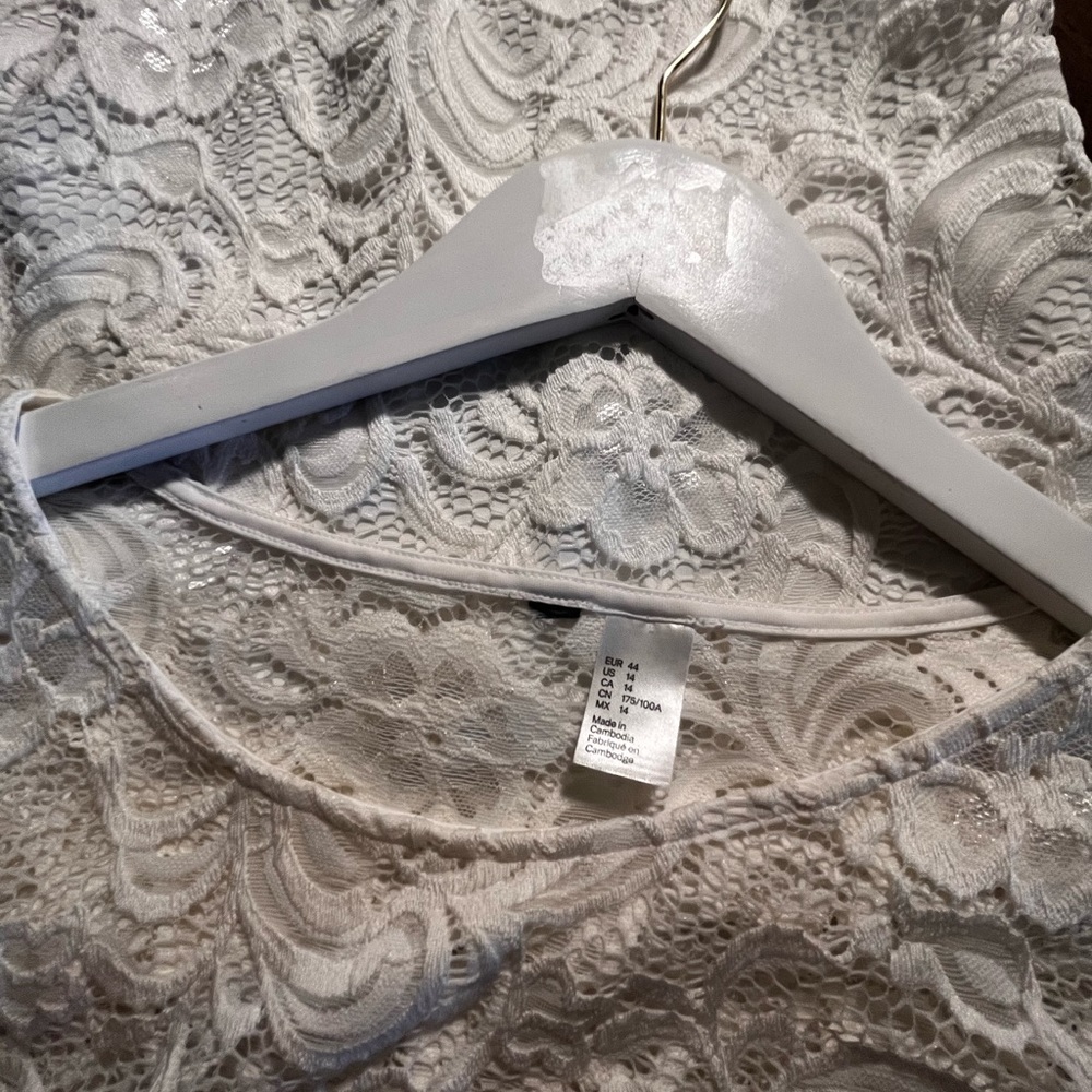 Short lace white fitted dress